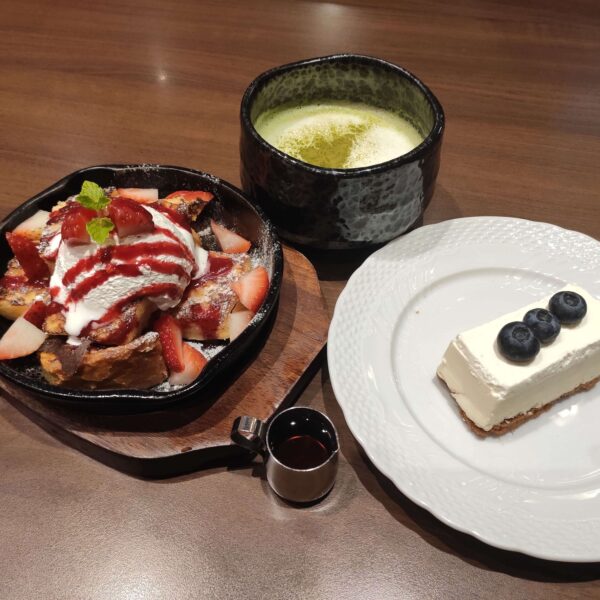Hoshino Coffee: Strawberry French Toast, Cheese Cake, Matcha Latte