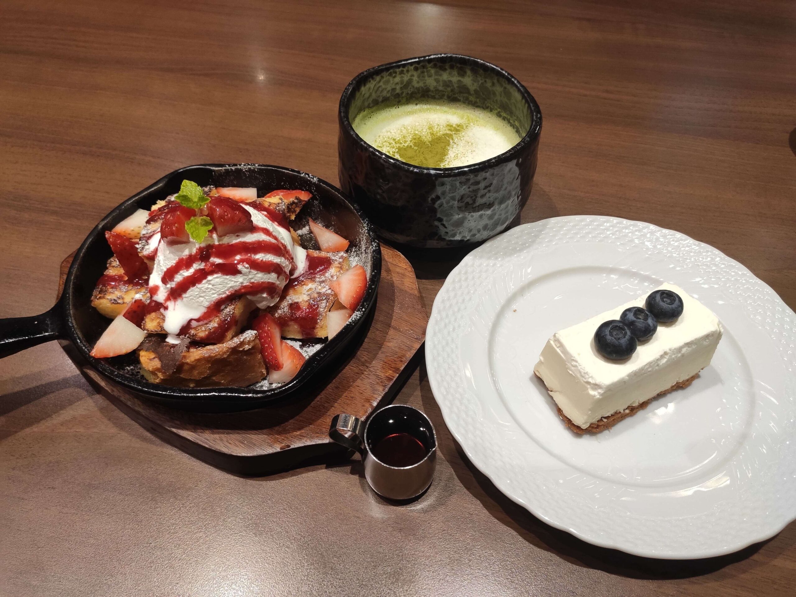 Hoshino Coffee: Strawberry French Toast, Cheese Cake, Matcha Latte